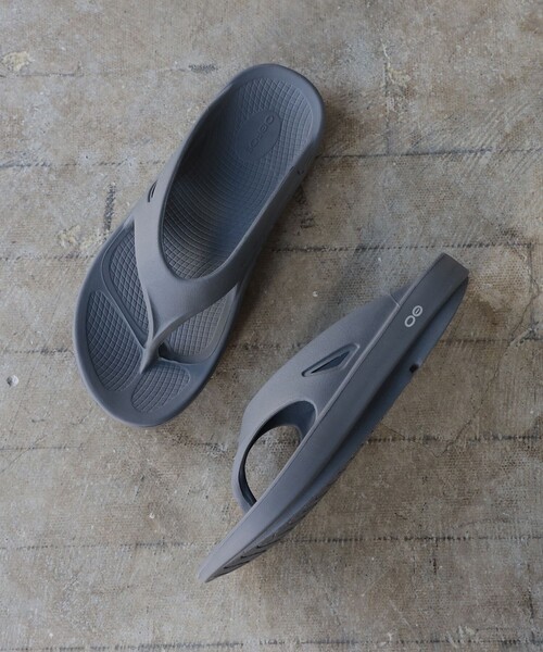BEAMS HEART（ビームスハート）の「OOFOS / Ooriginal Sandals（26～28cm）（サンダル・メンズ・ブラック/チャコールグレー・28.0cm/27.0cm/26.0cm）」の9枚目の写真