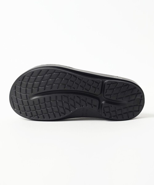 BEAMS HEART（ビームスハート）の「OOFOS / Ooriginal Sandals（26～28cm）（サンダル・メンズ・ブラック/チャコールグレー・28.0cm/27.0cm/26.0cm）」の4枚目の写真