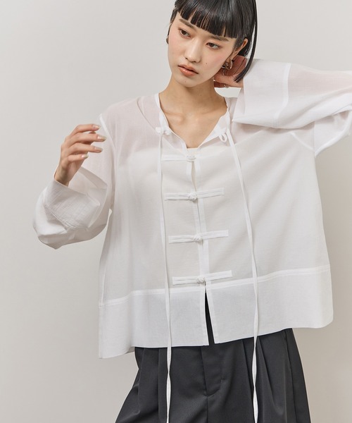 ADAM ET ROPE'（アダムエロペ）の「ガスボイルチャイナディティールシャツ（シャツ/ブラウス・レディース・ブラック/ホワイト・FREE）」の2枚目の写真