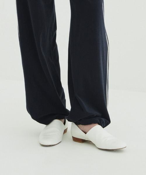 CLANE(クラネ)の「SIDE CUT STACKED FLAT SHOES(パンプス・レディース・アイボリー/ブラック・36/37/38)」の5枚目の写真