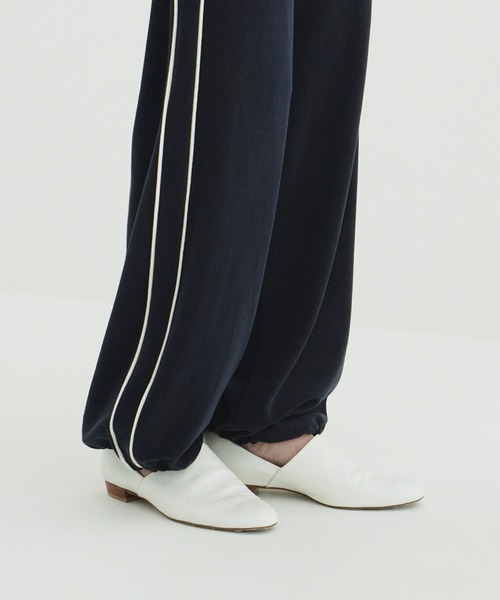 CLANE(クラネ)の「SIDE CUT STACKED FLAT SHOES(パンプス・レディース・アイボリー/ブラック・36/37/38)」の6枚目の写真