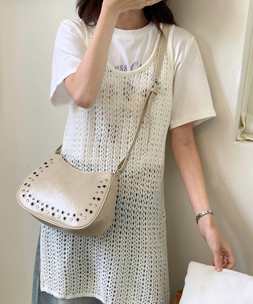 Chiina(チーナ)の「【Chiina】ハーフムーンスタッズハンドバッグ(ハンドバッグ・レディース・ブラック/アイボリー/レッド・FREE)」の1枚目の写真