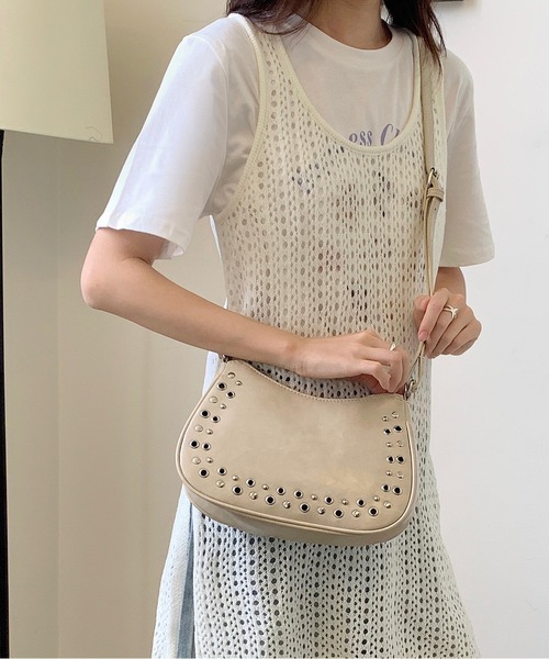Chiina(チーナ)の「【Chiina】ハーフムーンスタッズハンドバッグ(ハンドバッグ・レディース・ブラック/アイボリー/レッド・FREE)」の4枚目の写真