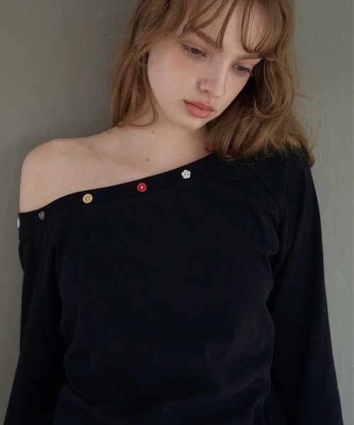Birthday room（バースデイルーム）の「アソートボタンオフショルロンT/Button-Detail Off-Shoulder Long-Sleeve Tee（Tシャツ/カットソー・レディース・ブラック/ホワイト・FREE）」の2枚目の写真