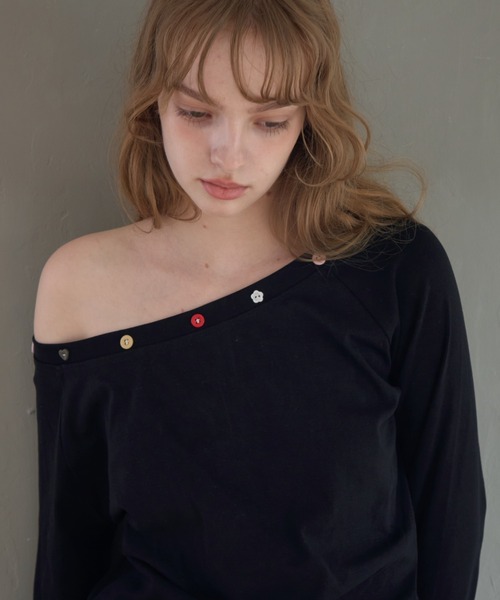 Birthday room（バースデイルーム）の「アソートボタンオフショルロンT/Button-Detail Off-Shoulder Long-Sleeve Tee（Tシャツ/カットソー・レディース・ブラック/ホワイト・FREE）」の3枚目の写真