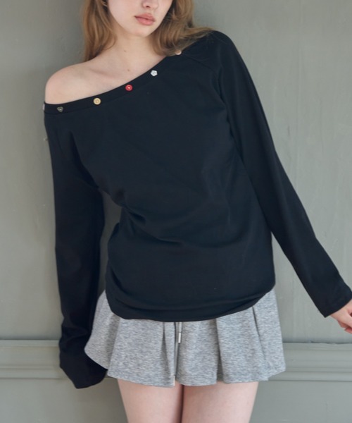Birthday room（バースデイルーム）の「アソートボタンオフショルロンT/Button-Detail Off-Shoulder Long-Sleeve Tee（Tシャツ/カットソー・レディース・ブラック/ホワイト・FREE）」の4枚目の写真
