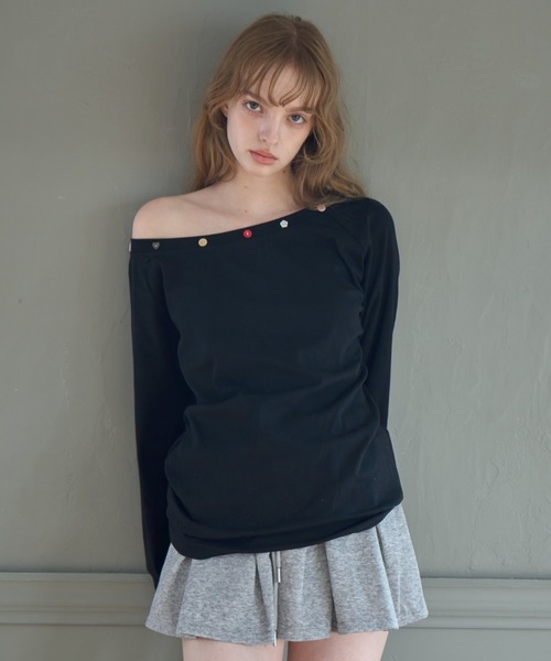 Birthday room（バースデイルーム）の「アソートボタンオフショルロンT/Button-Detail Off-Shoulder Long-Sleeve Tee（Tシャツ/カットソー・レディース・ブラック/ホワイト・FREE）」の5枚目の写真