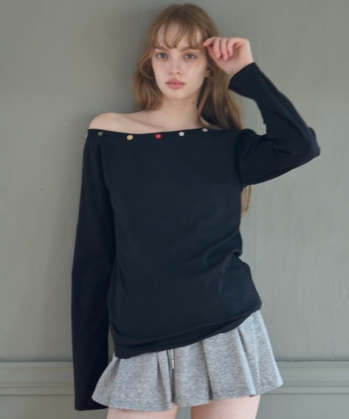 Birthday room（バースデイルーム）の「アソートボタンオフショルロンT/Button-Detail Off-Shoulder Long-Sleeve Tee（Tシャツ/カットソー・レディース・ブラック/ホワイト・FREE）」の6枚目の写真