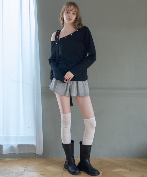 Birthday room（バースデイルーム）の「アソートボタンオフショルロンT/Button-Detail Off-Shoulder Long-Sleeve Tee（Tシャツ/カットソー・レディース・ブラック/ホワイト・FREE）」の7枚目の写真