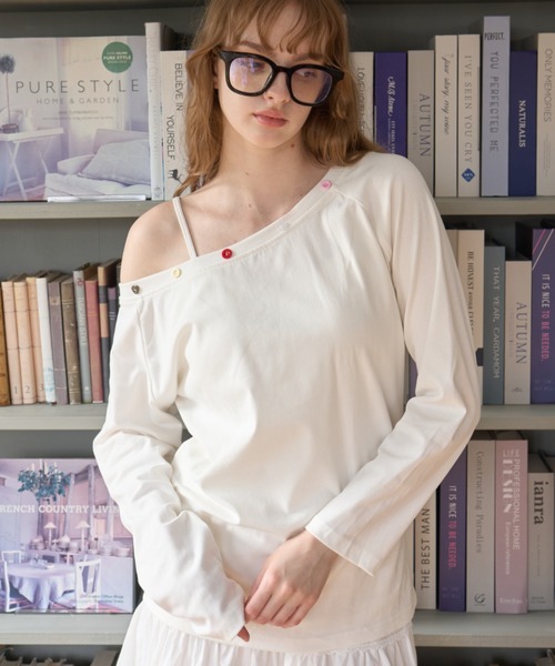 Birthday room（バースデイルーム）の「アソートボタンオフショルロンT/Button-Detail Off-Shoulder Long-Sleeve Tee（Tシャツ/カットソー・レディース・ブラック/ホワイト・FREE）」の12枚目の写真
