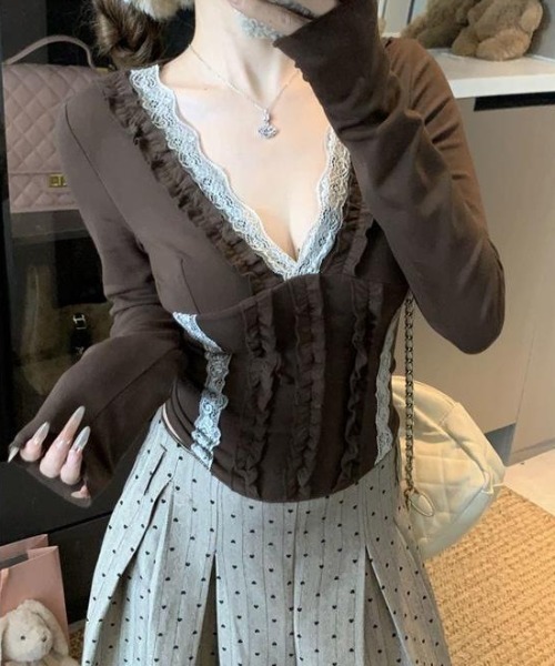 SHEPP（シープ）の「【26年秋冬新作】Vネックレース切替 フリルコルセット風クロップドカットソー（Tシャツ/カットソー・レディース・ブラウン・L/M）」の5枚目の写真