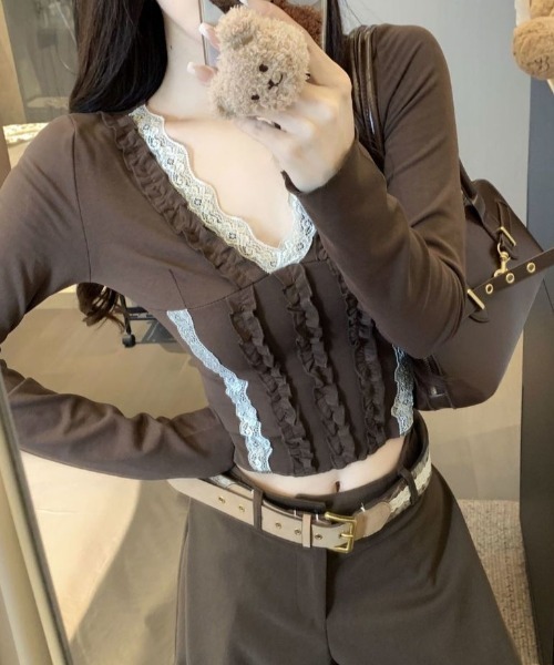 SHEPP（シープ）の「【26年秋冬新作】Vネックレース切替 フリルコルセット風クロップドカットソー（Tシャツ/カットソー・レディース・ブラウン・L/M）」の4枚目の写真