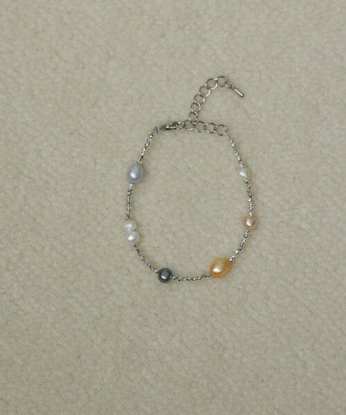 ear PAPILLONNER(イアパピヨネ)の「《WEB&一部店舗限定》カラー淡水パールブレスレット(ブレスレット・レディース・ホワイト・FREE)」の3枚目の写真