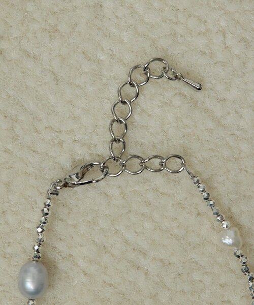 ear PAPILLONNER(イアパピヨネ)の「《WEB&一部店舗限定》カラー淡水パールブレスレット(ブレスレット・レディース・ホワイト・FREE)」の5枚目の写真