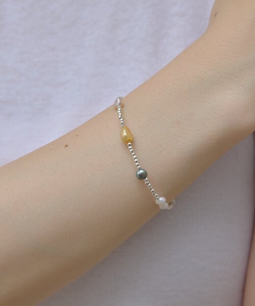 ear PAPILLONNER(イアパピヨネ)の「《WEB&一部店舗限定》カラー淡水パールブレスレット(ブレスレット・レディース・ホワイト・FREE)」の6枚目の写真