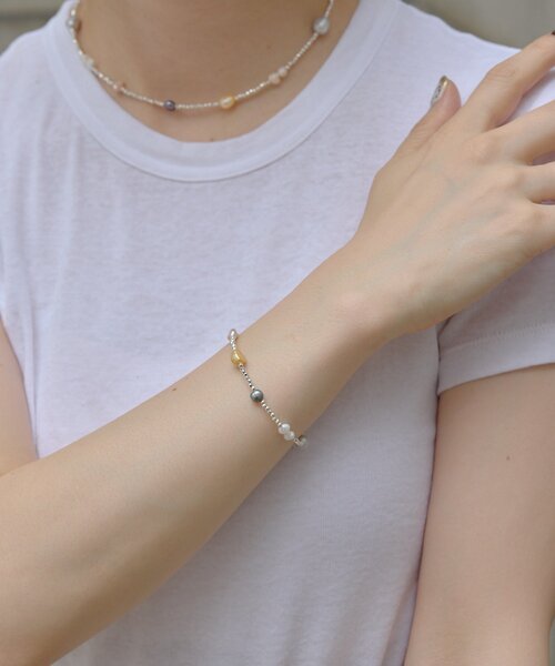ear PAPILLONNER(イアパピヨネ)の「《WEB&一部店舗限定》カラー淡水パールブレスレット(ブレスレット・レディース・ホワイト・FREE)」の7枚目の写真
