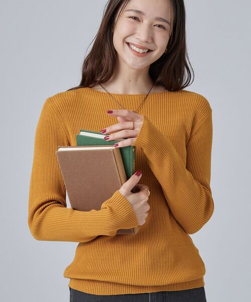 SHOO・LA・RUE(シューラルー)の「【毛玉になりにくい/S-LL/洗濯機可】ボートネックで首元美しく やわらかリブニット(ニット/セーター・レディース・スモーキーグリーン系/イエロー系9/アイボリー/ピンク系/ダークブラウン/ライトブルー/ベージュ/ワイン系2/ブラック・02/03/01/04)」の7枚目の写真