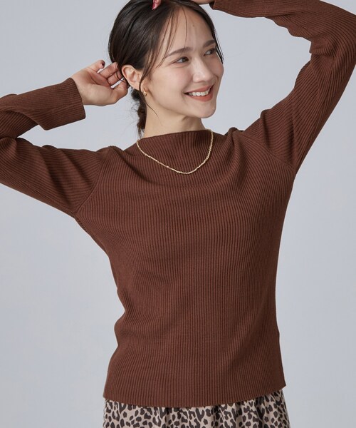 SHOO・LA・RUE(シューラルー)の「【毛玉になりにくい/S-LL/洗濯機可】ボートネックで首元美しく やわらかリブニット(ニット/セーター・レディース・スモーキーグリーン系/イエロー系9/アイボリー/ピンク系/ダークブラウン/ライトブルー/ベージュ/ワイン系2/ブラック・02/03/01/04)」の3枚目の写真