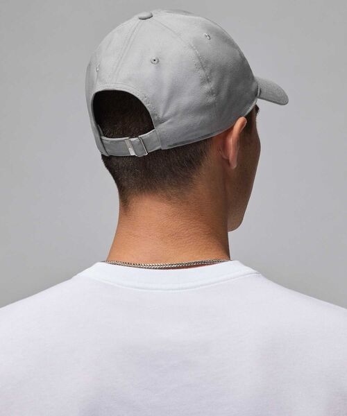 JORDAN BRAND（ジョーダンブランド）の「ジョーダン クラブ アンストラクチャード カーブドビル キャップ / Jordan Club Unstructured Curved-Bill Hat HQ1963-077 Light Smoke Grey（キャップ・メンズ・スモークグレー・S/M）」の2枚目の写真