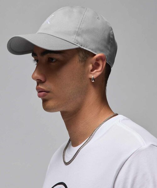 JORDAN BRAND（ジョーダンブランド）の「ジョーダン クラブ アンストラクチャード カーブドビル キャップ / Jordan Club Unstructured Curved-Bill Hat HQ1963-077 Light Smoke Grey（キャップ・メンズ・スモークグレー・S/M）」の3枚目の写真