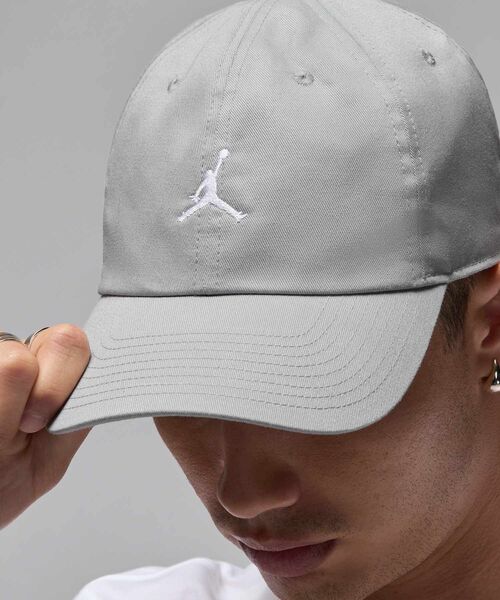 JORDAN BRAND（ジョーダンブランド）の「ジョーダン クラブ アンストラクチャード カーブドビル キャップ / Jordan Club Unstructured Curved-Bill Hat HQ1963-077 Light Smoke Grey（キャップ・メンズ・スモークグレー・S/M）」の4枚目の写真