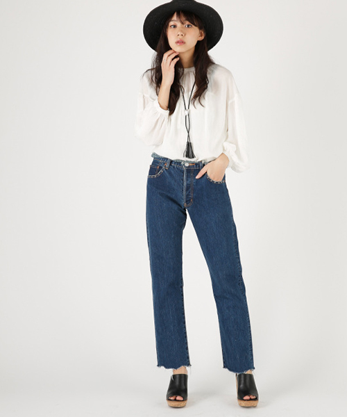 MOUSSY（マウジー）の「STUDDED STRAIGHT（デニムパンツ・レディース・ダークブルー/ライトブルー・24inch/26inch/25inch/23inch）」の2枚目の写真