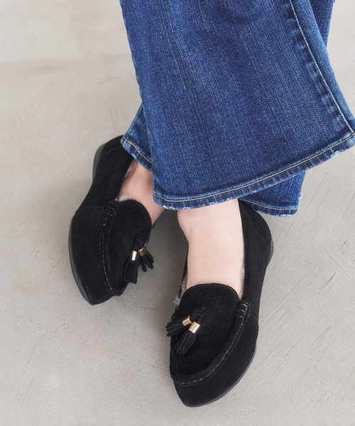 FLAT(フラット)の「《追加》レザーファータッセルモカシン(モカシン/デッキシューズ・レディース・ブラウン系その他/ブラック・22.5cm/22cm/25cm/24.5cm/24cm/23.5cm/23cm)」の1枚目の写真