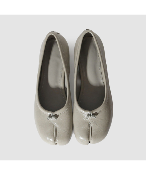 APTO(アプト)の「Tabi Flat TABI フラット AINF005(バレエシューズ・レディース・ベージュ/グレー/シルバー/ブラック/バーガンディー・23cm/23.5cm/24cm/24.5cm/25cm)」の2枚目の写真
