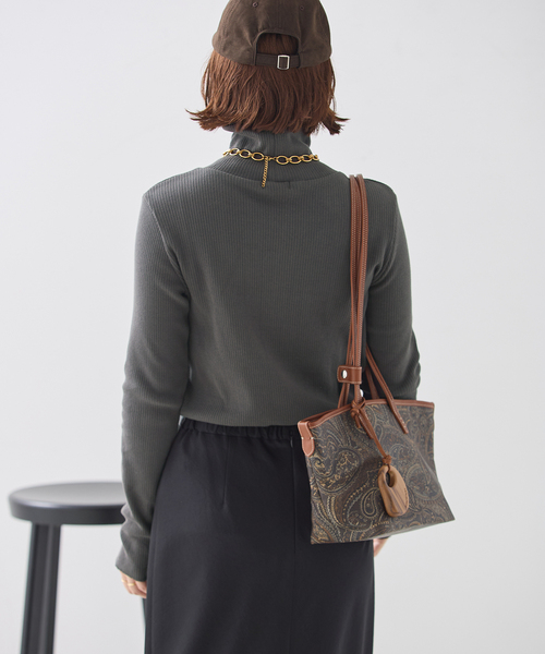 journal standard L'essage(ジャーナルスタンダードレサージュ)の「カミーノテレコハイネックプルオーバー(Tシャツ/カットソー・レディース・ベージュ/チャコールグレー/グレー・FREE)」の11枚目の写真