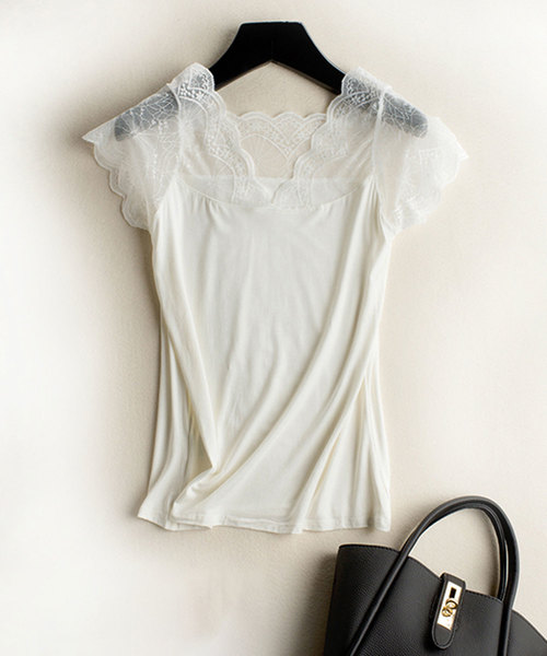 SAISON DE PAPILLON(セゾンドパピヨン)の「Vネックレースフレンチスリーブトップス(キャミソール・レディース・ホワイト/ブラック/ブルー・フリー)」の2枚目の写真