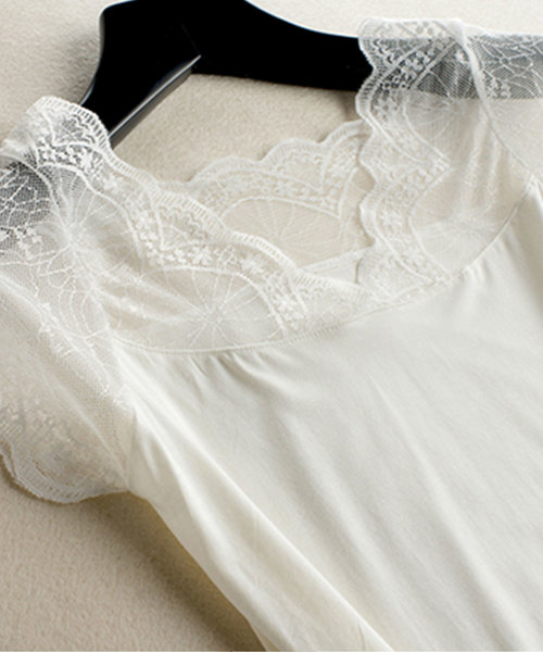 SAISON DE PAPILLON(セゾンドパピヨン)の「Vネックレースフレンチスリーブトップス(キャミソール・レディース・ホワイト/ブラック/ブルー・フリー)」の12枚目の写真