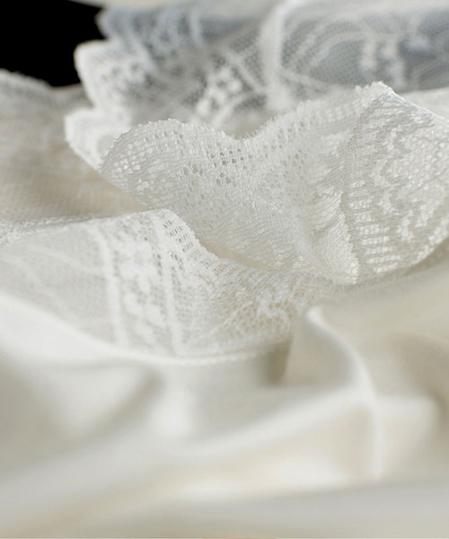 SAISON DE PAPILLON(セゾンドパピヨン)の「Vネックレースフレンチスリーブトップス(キャミソール・レディース・ホワイト/ブラック/ブルー・フリー)」の22枚目の写真