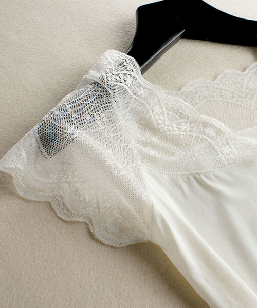 SAISON DE PAPILLON(セゾンドパピヨン)の「Vネックレースフレンチスリーブトップス(キャミソール・レディース・ホワイト/ブラック/ブルー・フリー)」の14枚目の写真