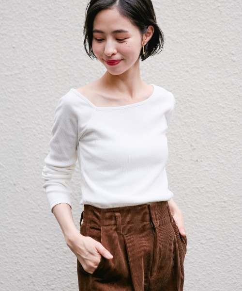 LOWRYS FARM(ローリーズファーム)の「リブタイトワンショル 844991(Tシャツ/カットソー・レディース・ベージュ/ブラウン/オフホワイト/イエロー/ブラック・LARGE/MEDIUM)」の2枚目の写真