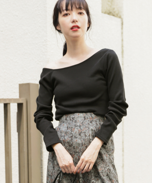 LOWRYS FARM(ローリーズファーム)の「リブタイトワンショル 844991(Tシャツ/カットソー・レディース・ベージュ/ブラウン/オフホワイト/イエロー/ブラック・LARGE/MEDIUM)」の3枚目の写真