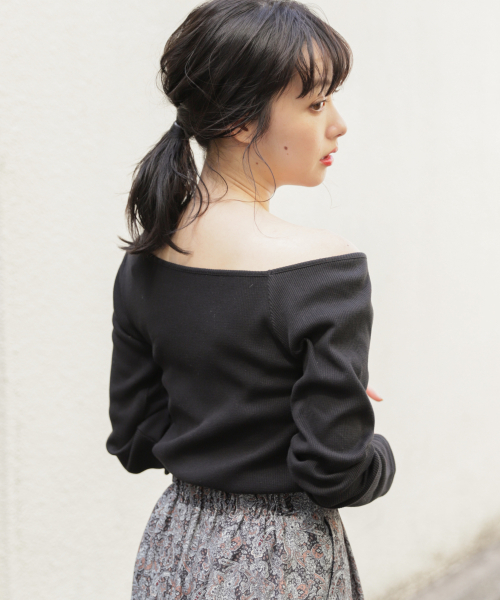 LOWRYS FARM(ローリーズファーム)の「リブタイトワンショル 844991(Tシャツ/カットソー・レディース・ベージュ/ブラウン/オフホワイト/イエロー/ブラック・LARGE/MEDIUM)」の18枚目の写真