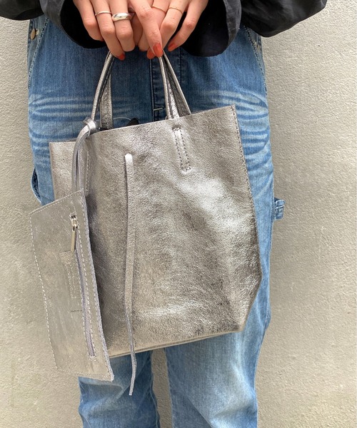 Omekashi(オメカシ)の「Marlon Firenze スエード / レザーミニバッグ(トートバッグ・レディース・モカ/サックスブルー/シルバー・ONE SIZE)」の13枚目の写真