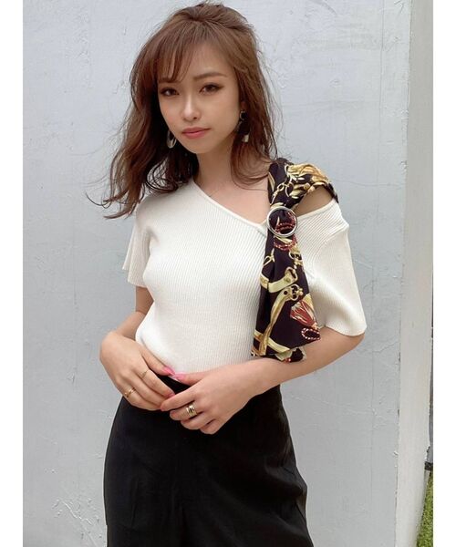 RESEXXY(リゼクシー)の「アシンメトリースカーフトップス(ニット/セーター・レディース・ホワイト/ブラック/ピンク・FREE)」の1枚目の写真