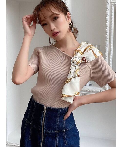 RESEXXY(リゼクシー)の「アシンメトリースカーフトップス(ニット/セーター・レディース・ホワイト/ブラック/ピンク・FREE)」の3枚目の写真