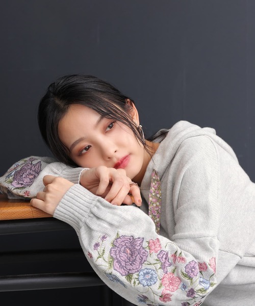 パラスパレス2024花柄ニットパーカー　美品　36000円 osharewalker（オシャレウォーカー）の「【廃盤】『花柄刺繍ニット