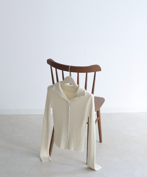 CLEIO(クレイオ)の「【CLEIO】前後2WAY開襟リブニット(ニット/セーター・レディース・カーキ/アイボリー/ラベンダー・FREE)」の4枚目の写真