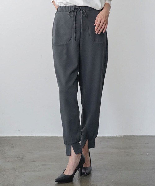 mili an deni(ミリアンデニ)の「ペアスキンフロントスリットテーパードパンツ(その他パンツ・レディース・ブラック/アイボリー/エメラルド/アッシュグレー/ネイビー/ブルー/スミクロ・L/M)」の3枚目の写真