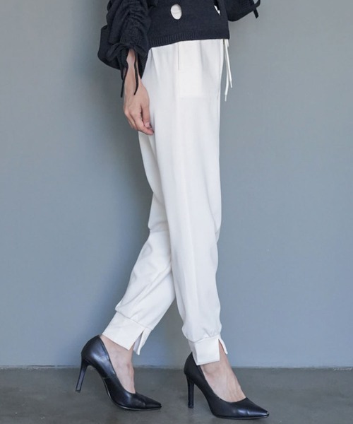 mili an deni(ミリアンデニ)の「ペアスキンフロントスリットテーパードパンツ(その他パンツ・レディース・ブラック/アイボリー/エメラルド/アッシュグレー/ネイビー/ブルー/スミクロ・L/M)」の8枚目の写真