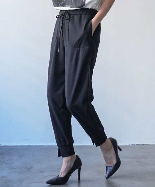 mili an deni(ミリアンデニ)の「ペアスキンフロントスリットテーパードパンツ(その他パンツ・レディース・ブラック/アイボリー/エメラルド/アッシュグレー/ネイビー/ブルー/スミクロ・L/M)」の11枚目の写真