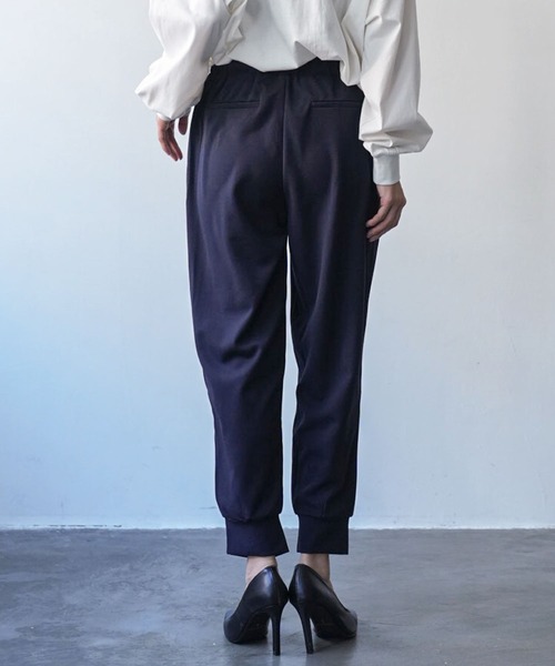 mili an deni(ミリアンデニ)の「ペアスキンフロントスリットテーパードパンツ(その他パンツ・レディース・ブラック/アイボリー/エメラルド/アッシュグレー/ネイビー/ブルー/スミクロ・L/M)」の18枚目の写真