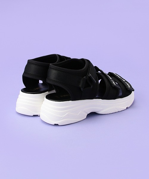 by LOVEiT（バイラビット）の「厚底ロゴテープサンダル（サンダル・キッズ・オフホワイト/ブラック・23cm/22cm/24cm/21cm）」の6枚目の写真