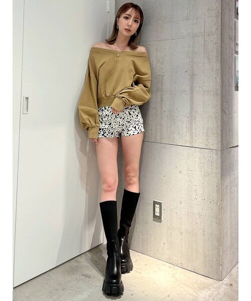 GYDA（ジェイダ）の「GYDA embroidery ピグメントオフショル スウェットトップス（スウェット・レディース・マスタード/チャコールグレー/アイボリー・FREE）」の9枚目の写真