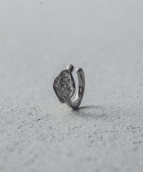 and cloud（アンドクラウド）の「Windcrest Earring S / Single（イヤリング・レディース・ブラック/シルバー/イエローゴールド・FREE）」の2枚目の写真