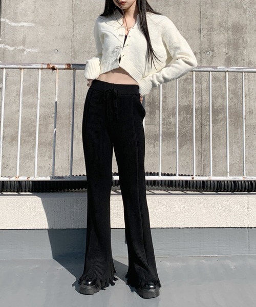 LVEU.(ラブユ.)の「Pin design cropped knit cardigan / ピンデザインクロップドニットカーディガン(カーディガン/ボレロ・レディース・ブラック/アイボリー・FREE)」の10枚目の写真