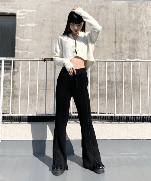 LVEU.(ラブユ.)の「Pin design cropped knit cardigan / ピンデザインクロップドニットカーディガン(カーディガン/ボレロ・レディース・ブラック/アイボリー・FREE)」の11枚目の写真
